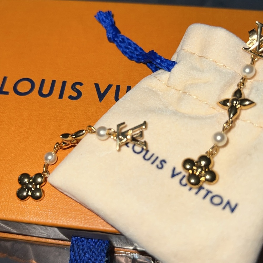 Stunning feminine Louis Vuitton Louisa Earrings! Used one time only ! - Picture 3 of 5
